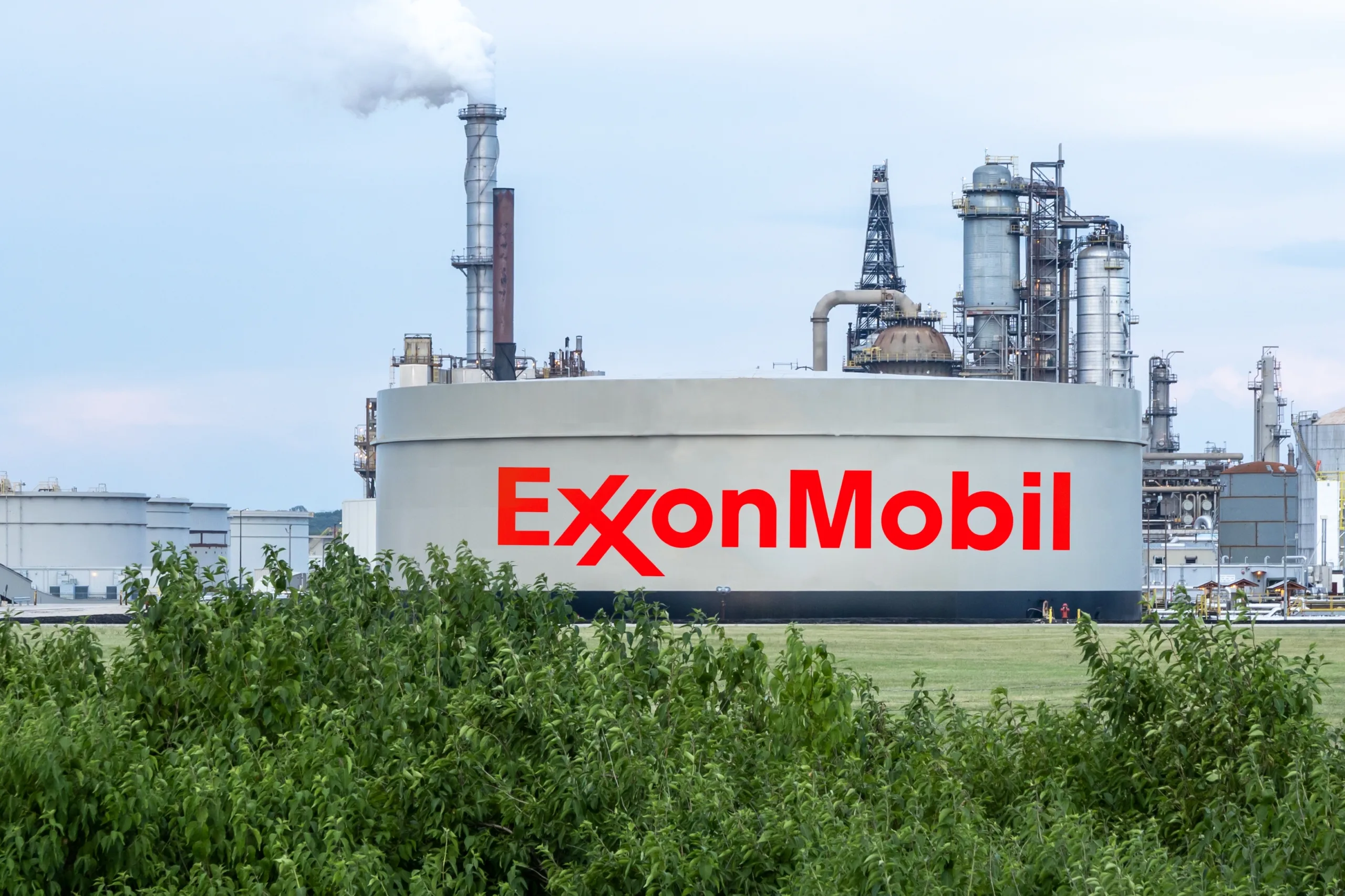 ExxonMobil returns to Iraq with deal to develop giant oil field