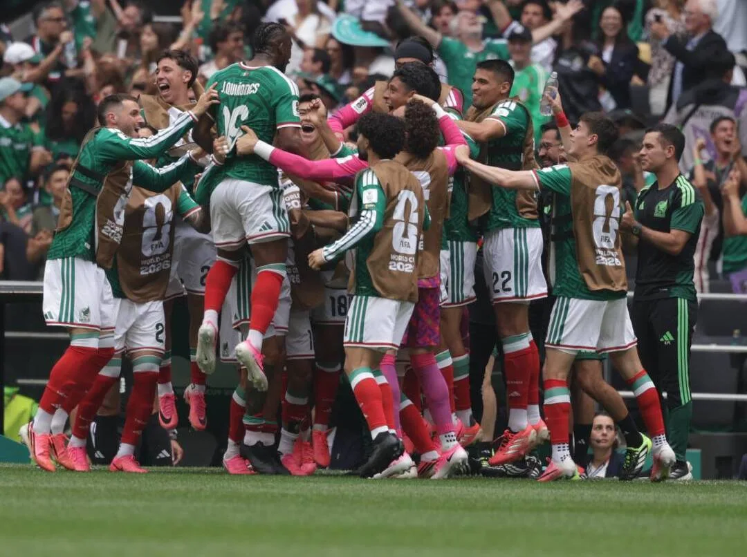 Mexico beat South Africa 2–0 in World Cup