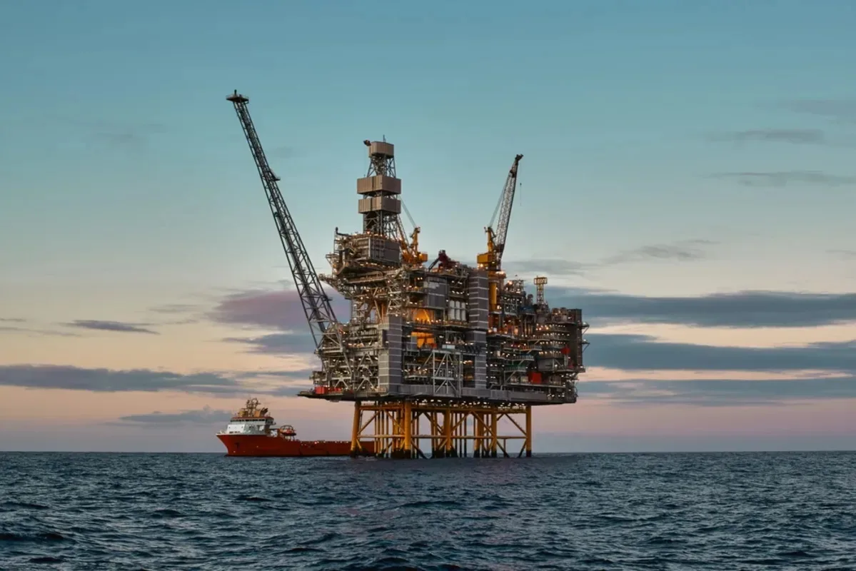Oil prices edge up as Hormuz tensions return