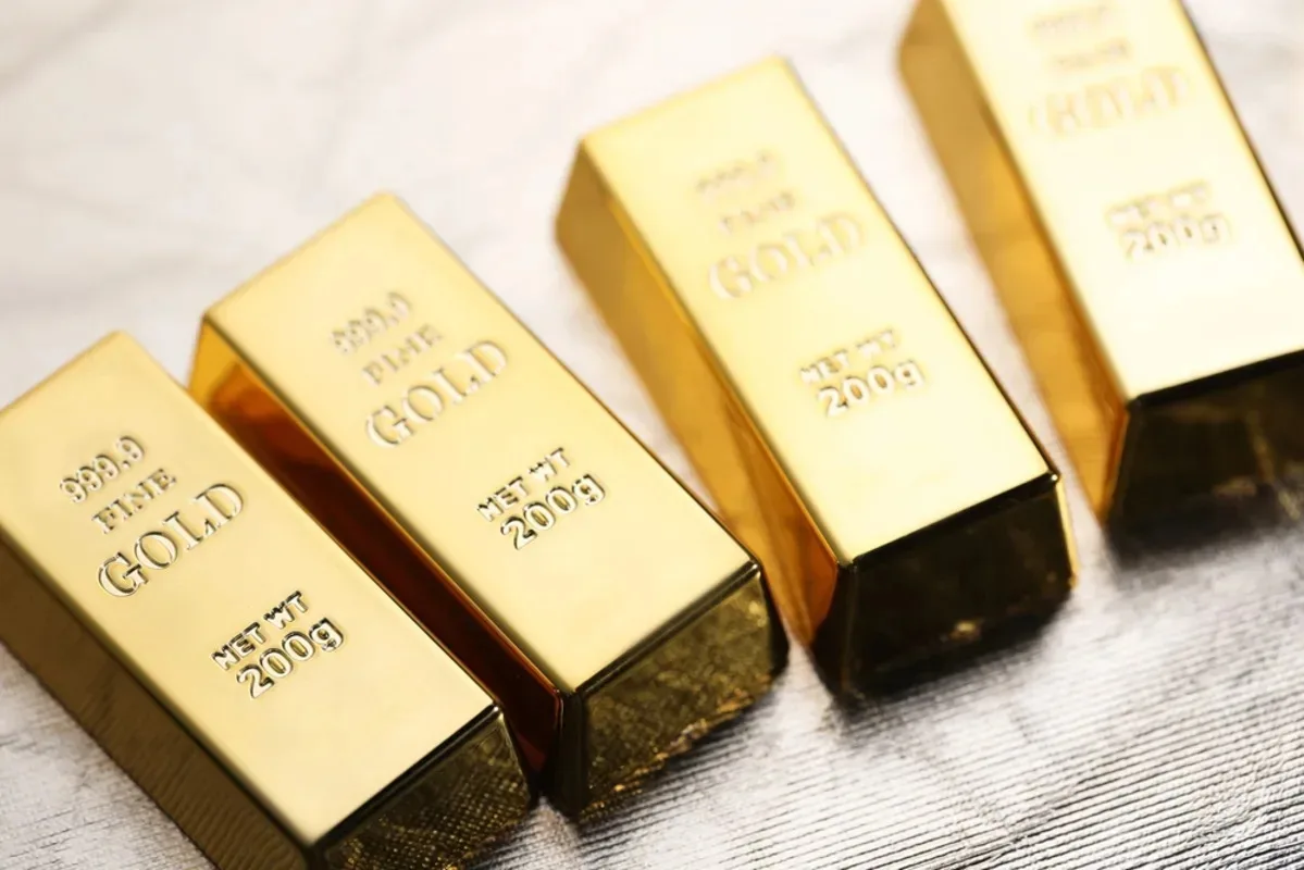 Gold falls as oil rises and inflation concerns resurface