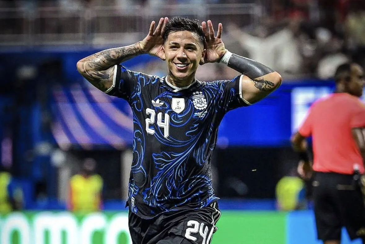 Argentina beat England in stoppage time to reach World Cup final