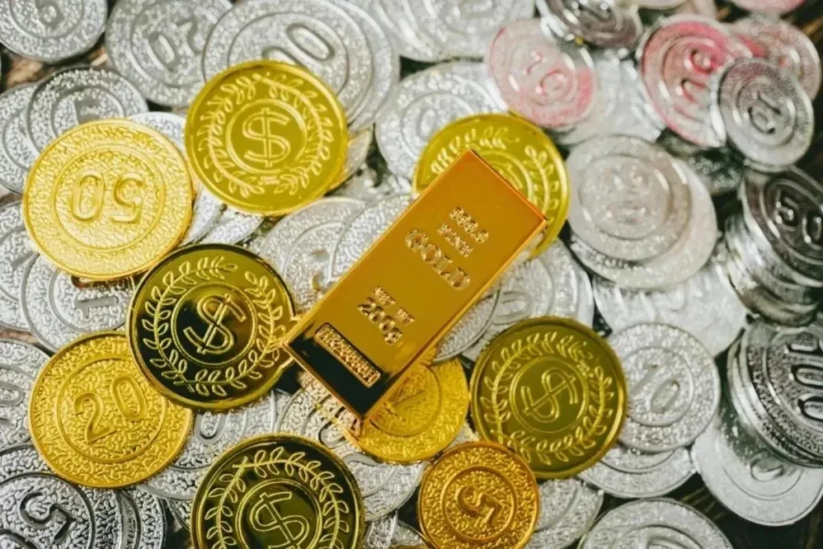 Gold slips as traders await Fed minutes on Warsh’s direction