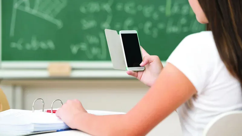 France: Macron Signs Law Banning Mobile Phones in Schools