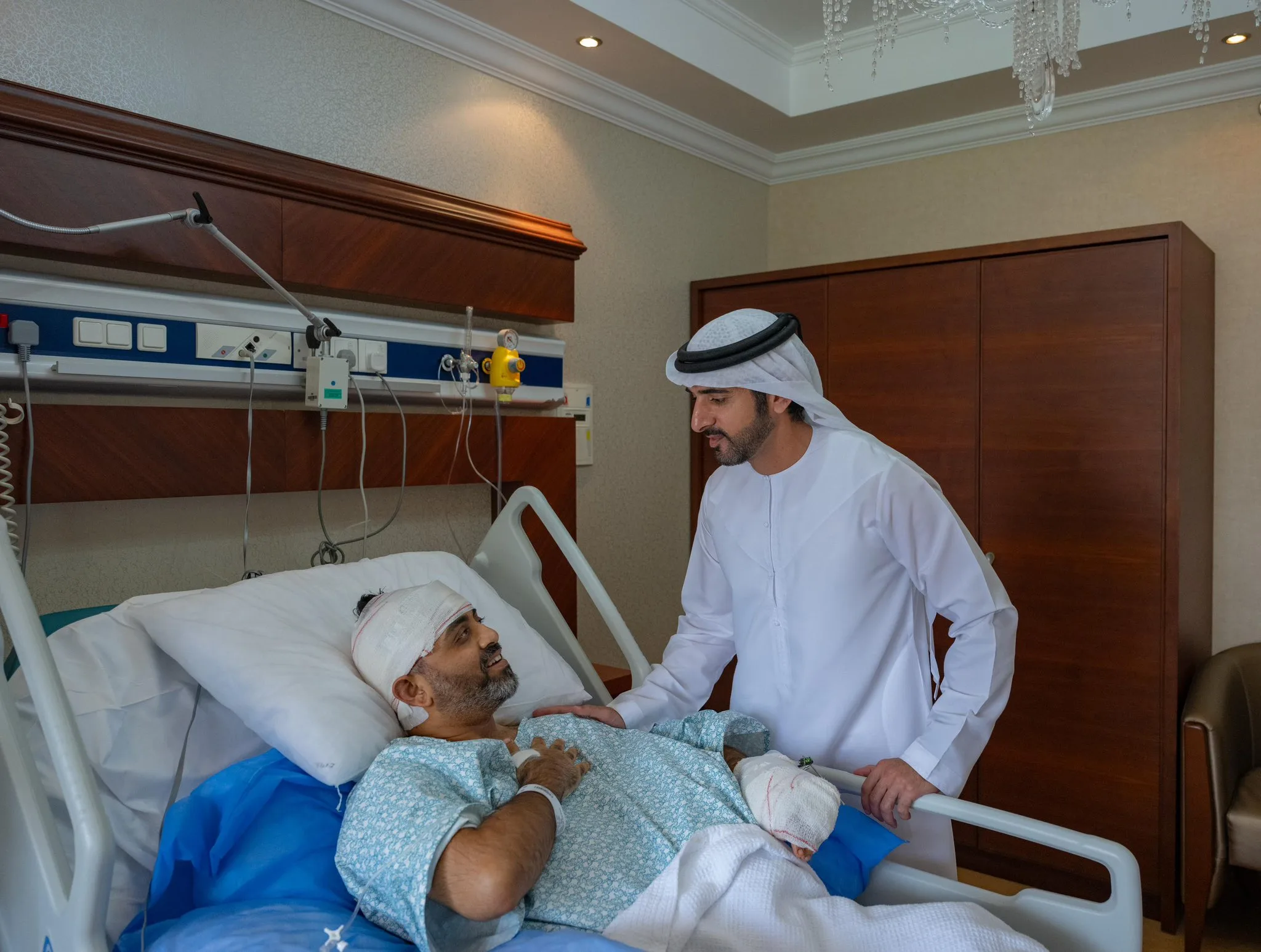 Sheikh Hamdan visits flydubai captain after FZ1073 incident